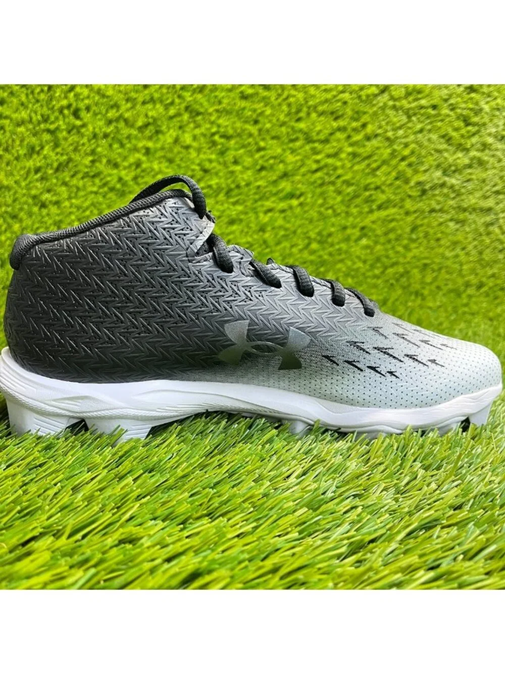 Under Armour Spotlight Franchise 4 RM Boys Size 5.5Y Black White Football Cleats